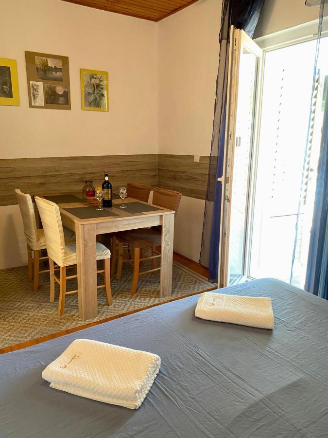 Apartmani Ines Marina Esterno foto