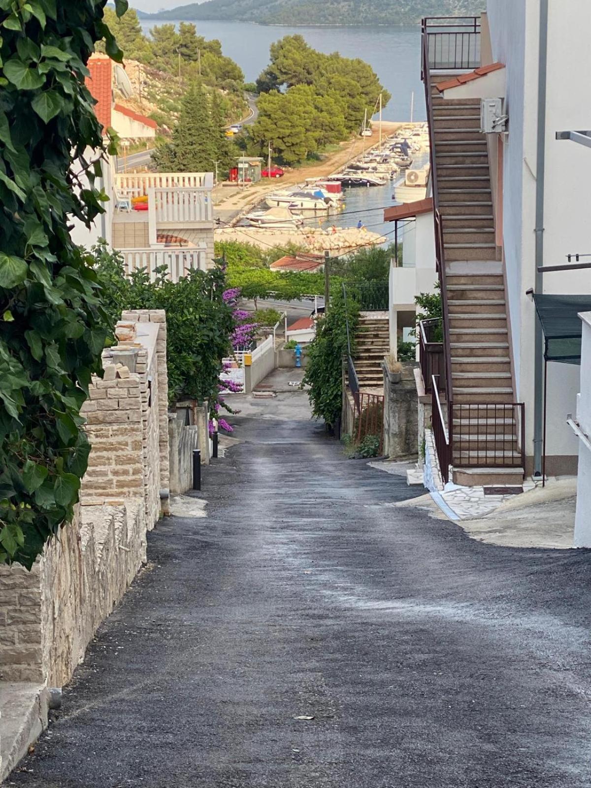 Apartmani Ines Marina Esterno foto
