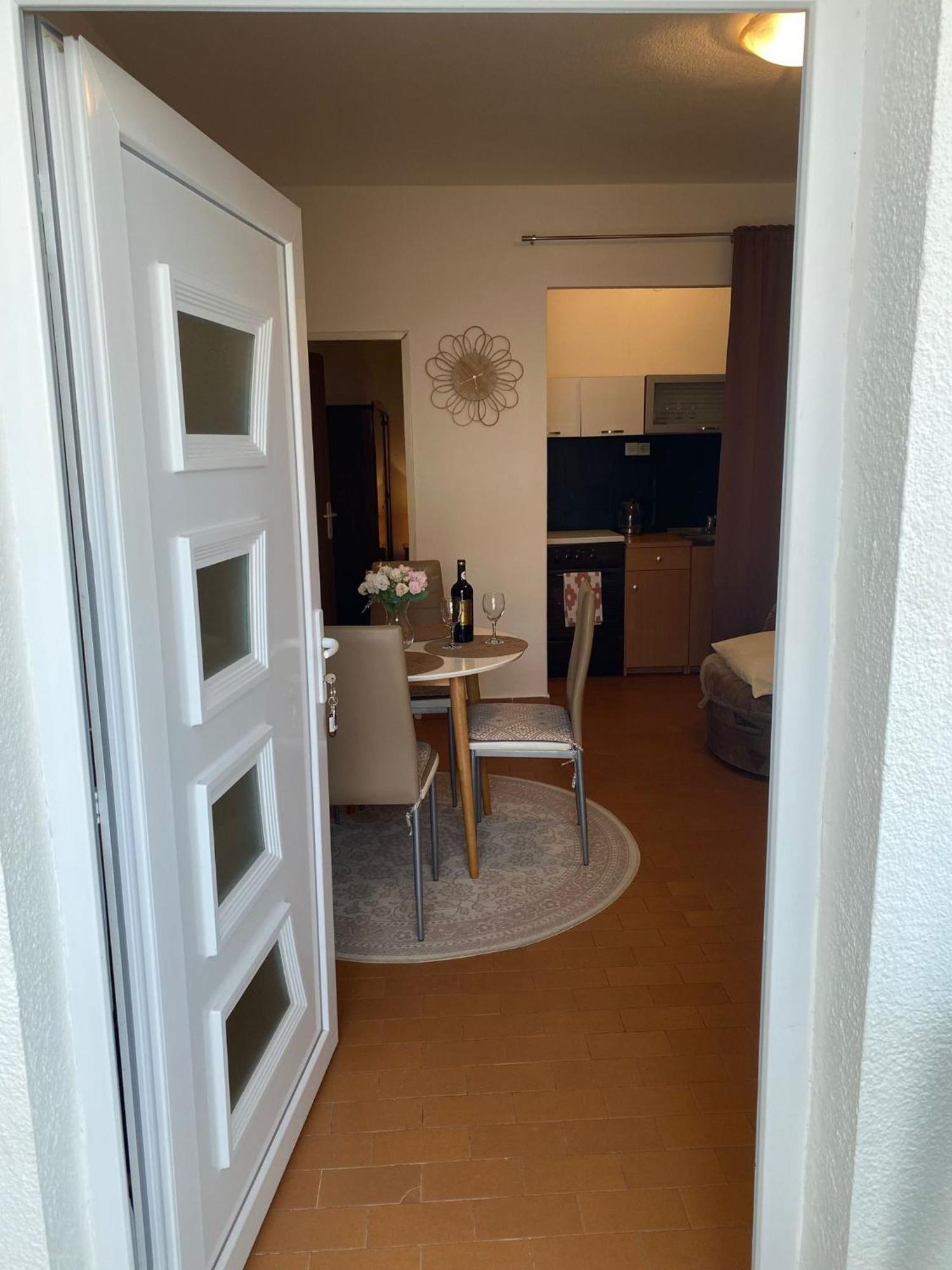 Apartmani Ines Marina Esterno foto