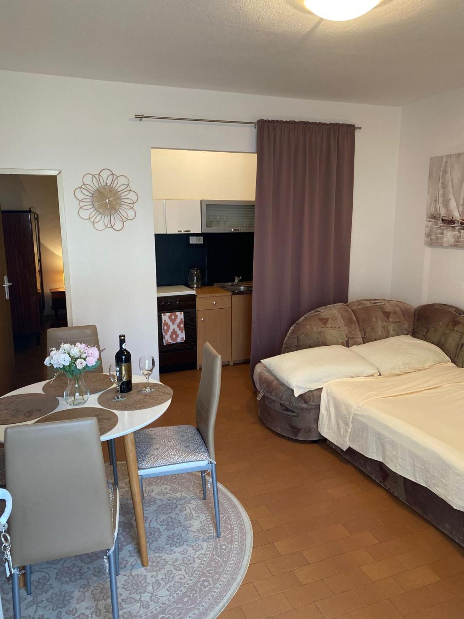 Apartmani Ines Marina Esterno foto