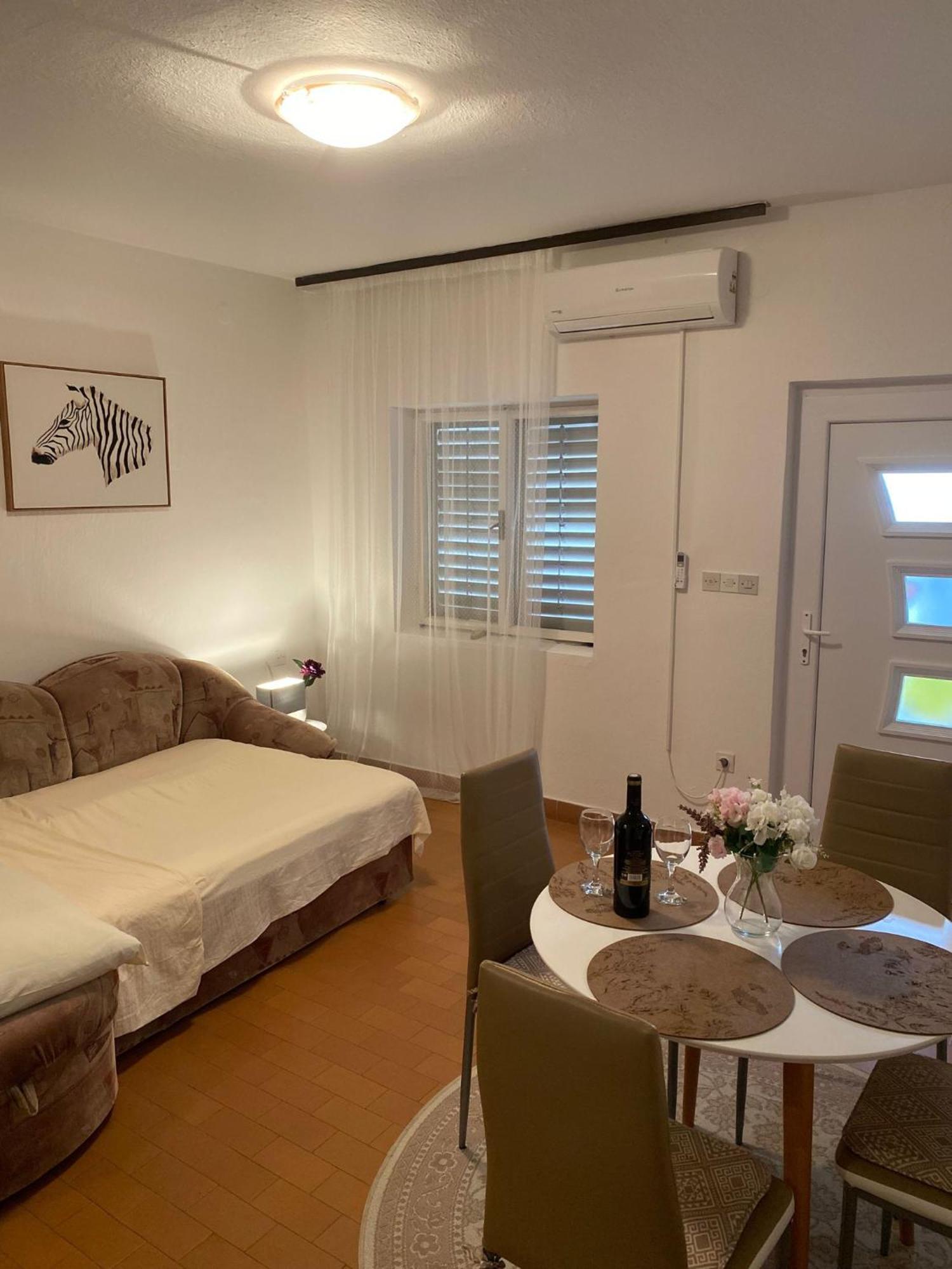 Apartmani Ines Marina Esterno foto