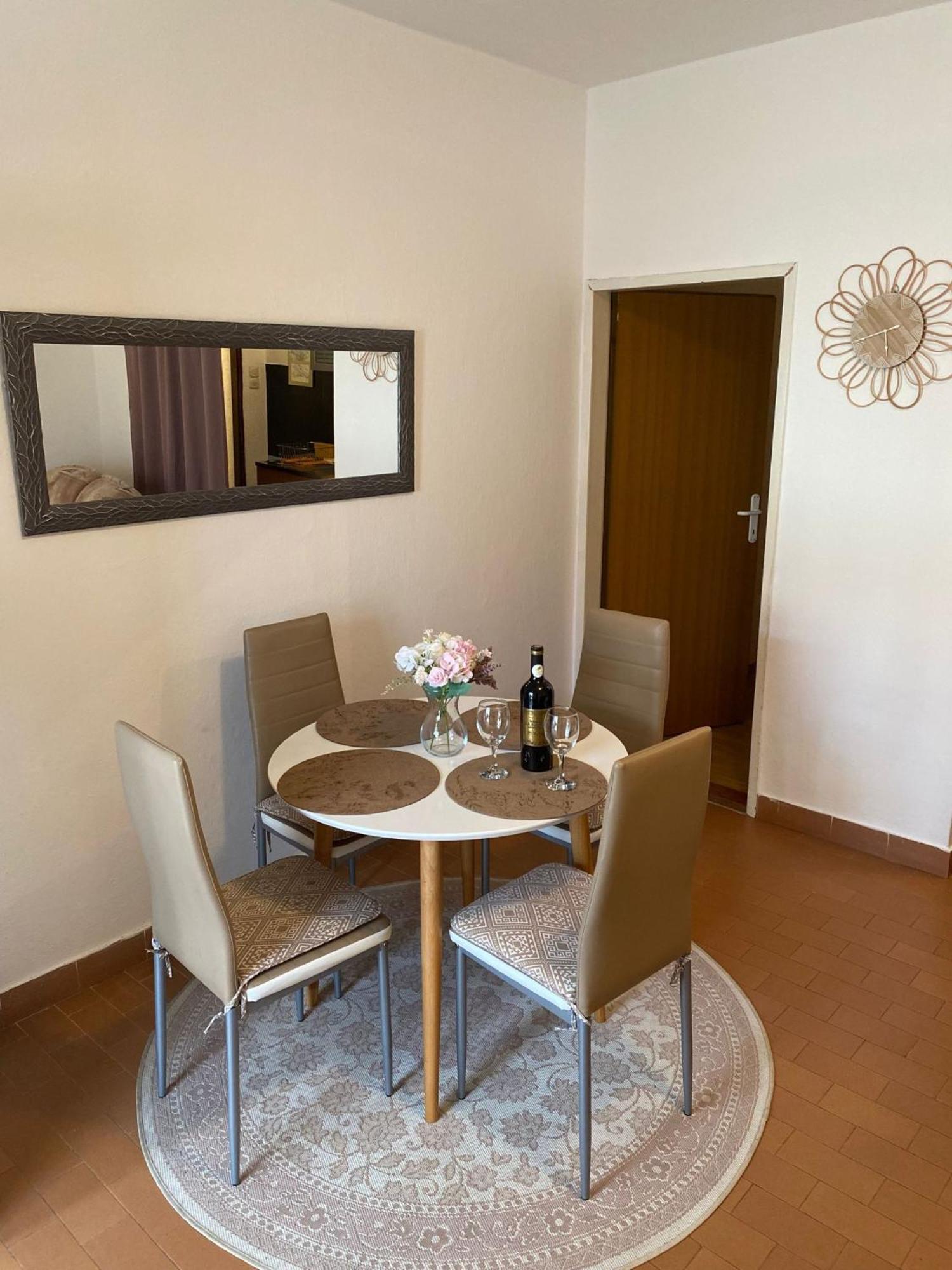Apartmani Ines Marina Esterno foto